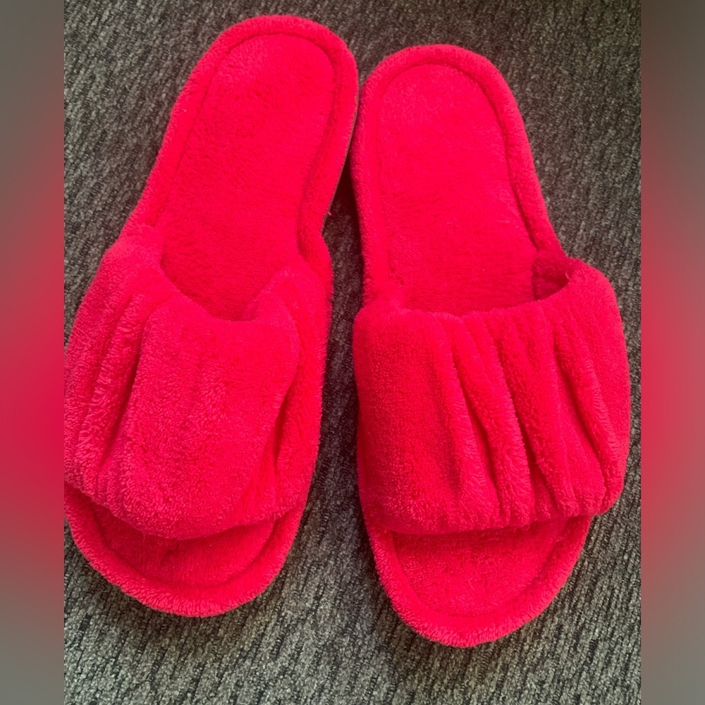 Womens Red Isotoner Slip On Slippers Size 8.5-9 NWOT